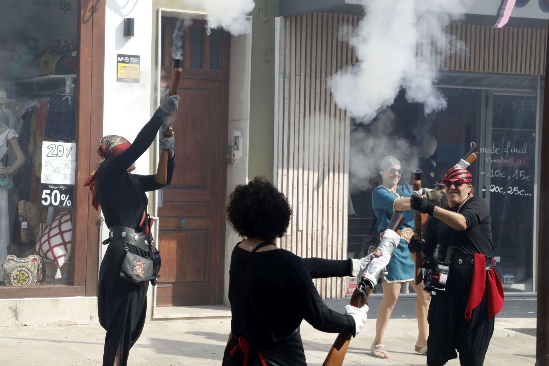 La batalla de arcabucería de los Moros y Cristianos de Dénia llenan de pólvora el carrer del Mar