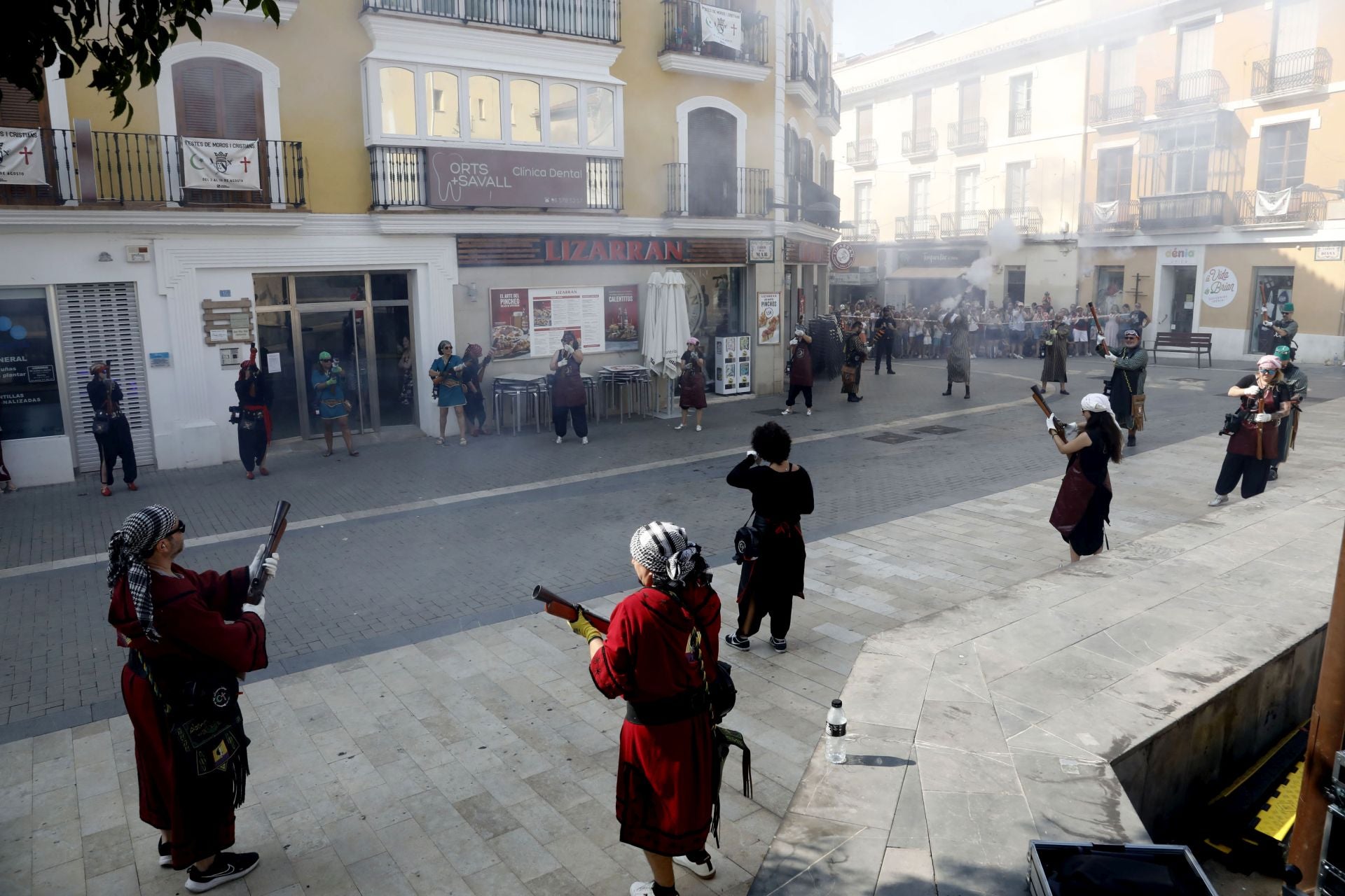 La batalla de arcabucería de los Moros y Cristianos de Dénia llenan de pólvora el carrer del Mar