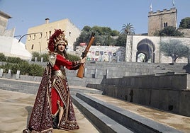 La batalla de arcabucería de los Moros y Cristianos de Dénia llenan de pólvora el carrer del Mar