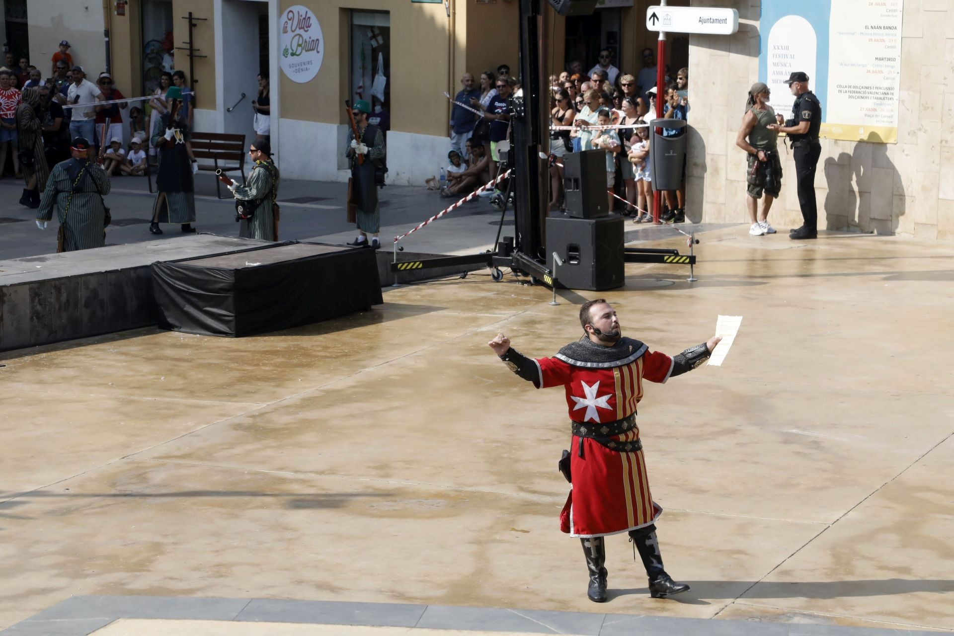 La batalla de arcabucería de los Moros y Cristianos de Dénia llenan de pólvora el carrer del Mar