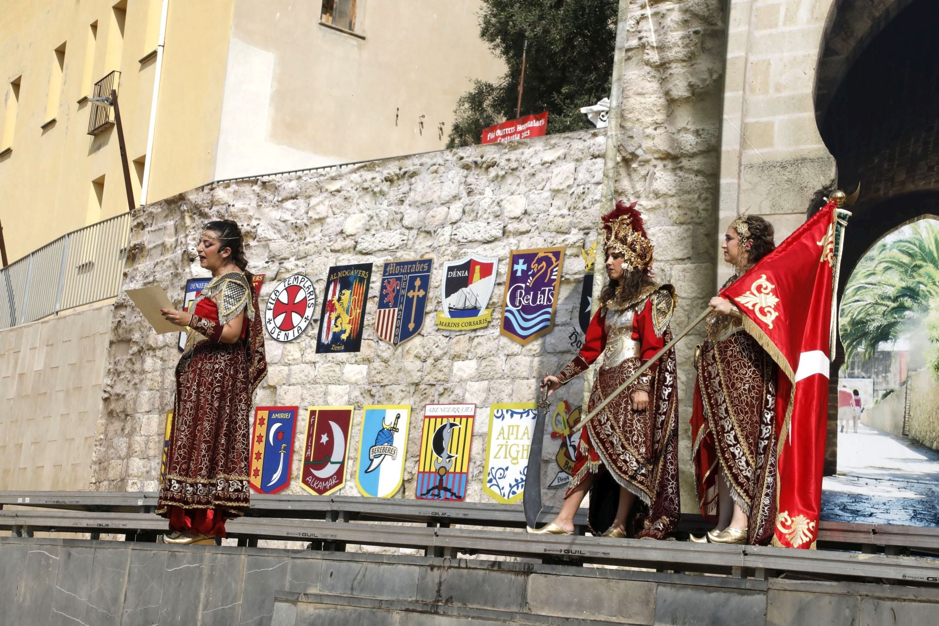 La batalla de arcabucería de los Moros y Cristianos de Dénia llenan de pólvora el carrer del Mar