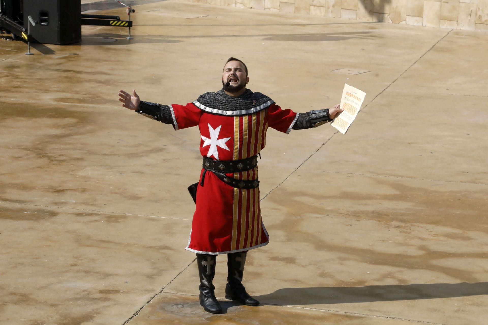 La batalla de arcabucería de los Moros y Cristianos de Dénia llenan de pólvora el carrer del Mar