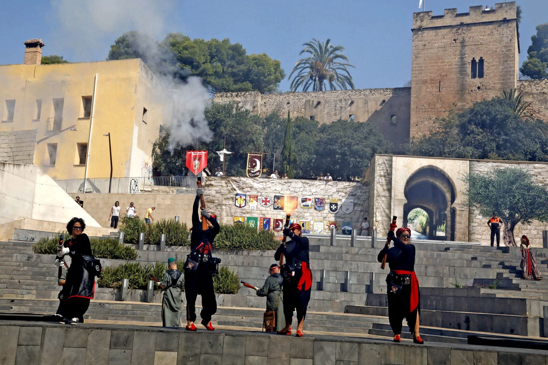 La batalla de arcabucería de los Moros y Cristianos de Dénia llenan de pólvora el carrer del Mar