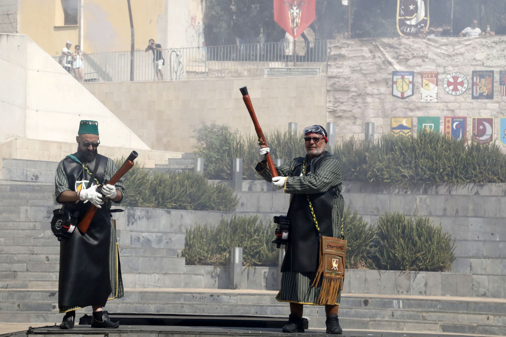 La batalla de arcabucería de los Moros y Cristianos de Dénia llenan de pólvora el carrer del Mar