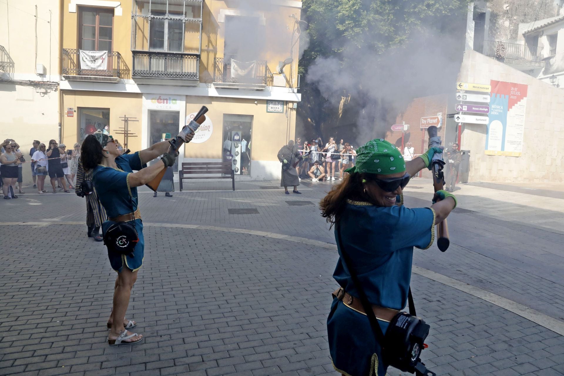 La batalla de arcabucería de los Moros y Cristianos de Dénia llenan de pólvora el carrer del Mar
