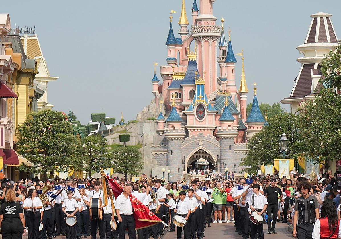 La banda frente al castillo de Disneyland París.