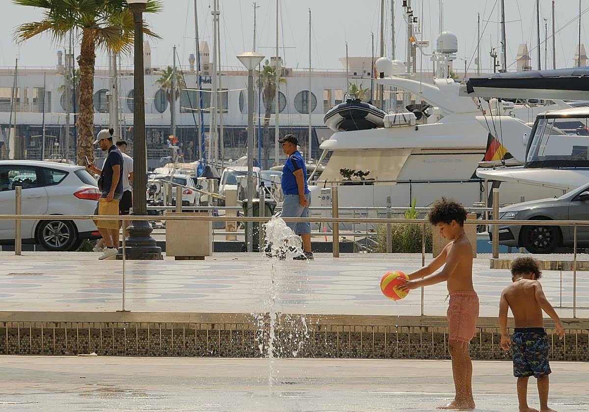 Imagen principal - El calor golpea Alicante. 