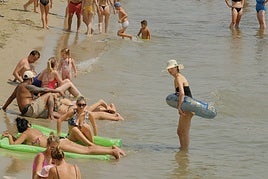 Alicantinos se refrescan en una playa ante las altas temperaturas.