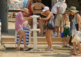 Varias personas en la playa del Postiguet.