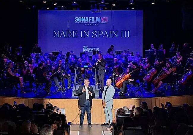 El concejal Guillermo Sendra (izq.) y el director de Sonafilm.