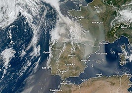 Mapa con la evolución del humo y de la nubosidad en la península.