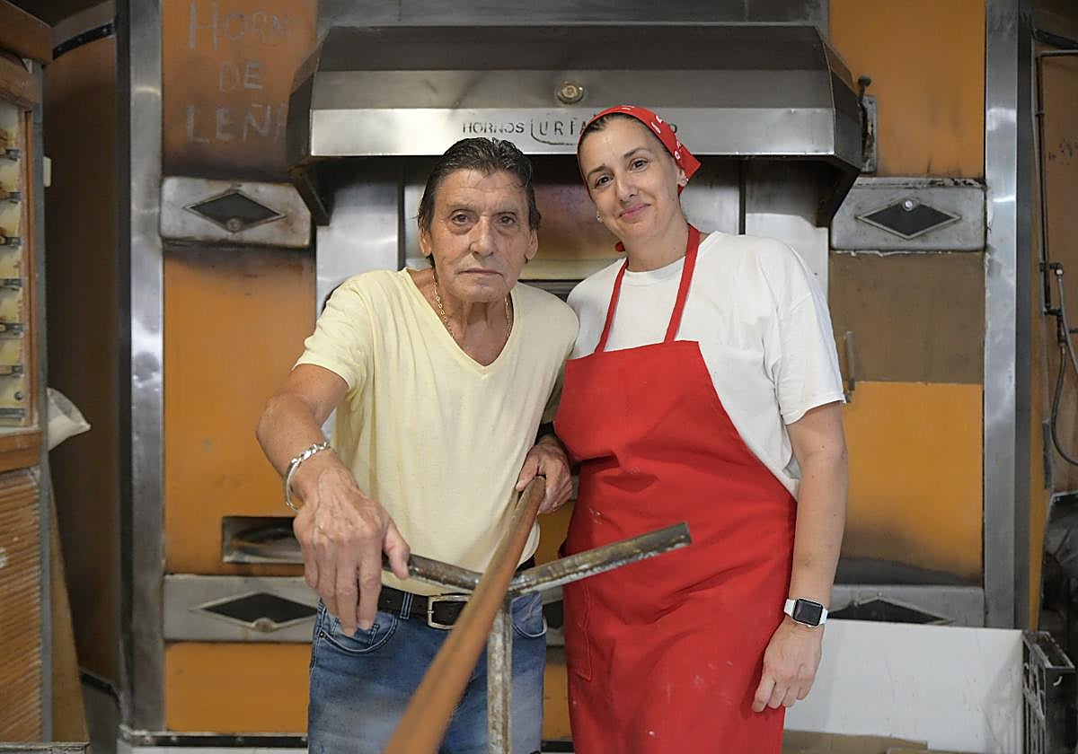 La familia Ballesteros posa junto al horno.