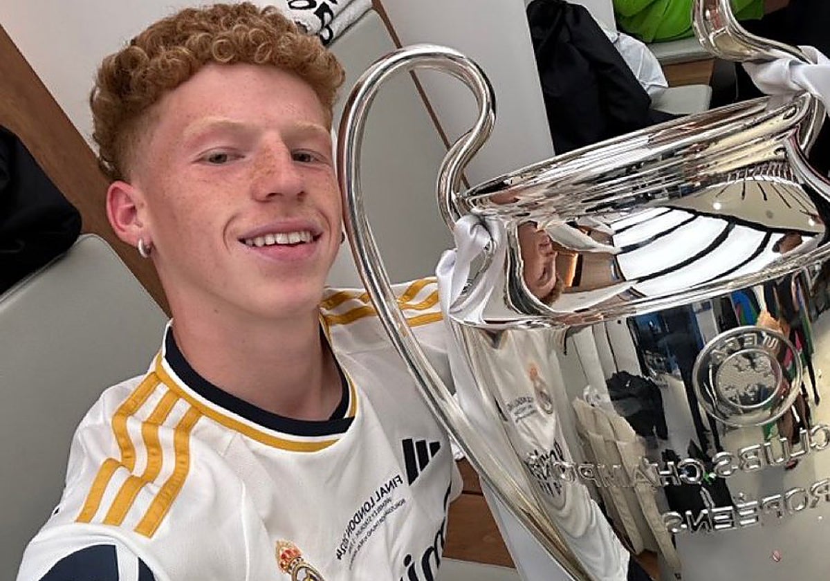 Jeremy de León posa con la Champions ganada por el Real Madrid en la temporada 23-24.