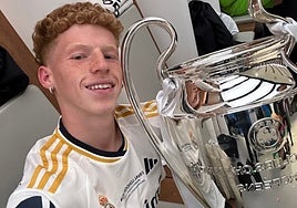 Jeremy de León posa con la Champions ganada por el Real Madrid en la temporada 23-24.