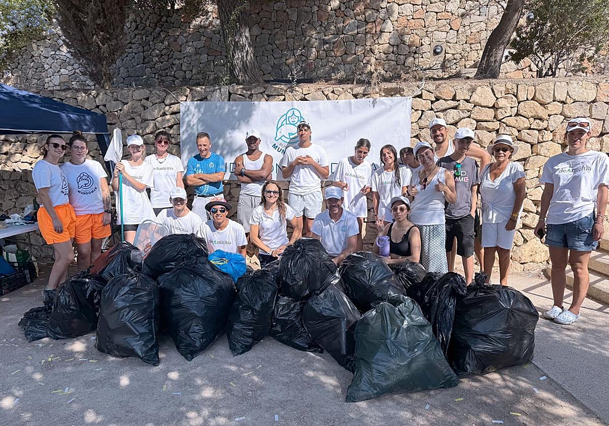 Voluntarios que participaron en las labores de limpieza