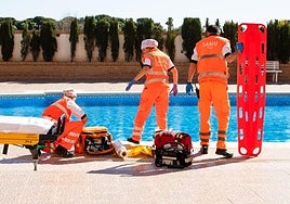 Imagen de recurso de personal del SAMU en una piscina.