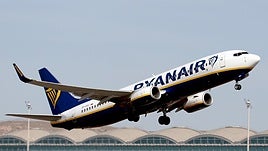 Un avión despega desde el aeropuerto Alicante-Elche Miguel Hernández