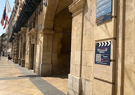 Cartel con QR junto al Ayuntamiento para difundir rodajes cinematográficos en Alicante.
