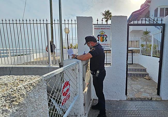 La Policía cuelga el cartel que indica que ahora es un acceso público.