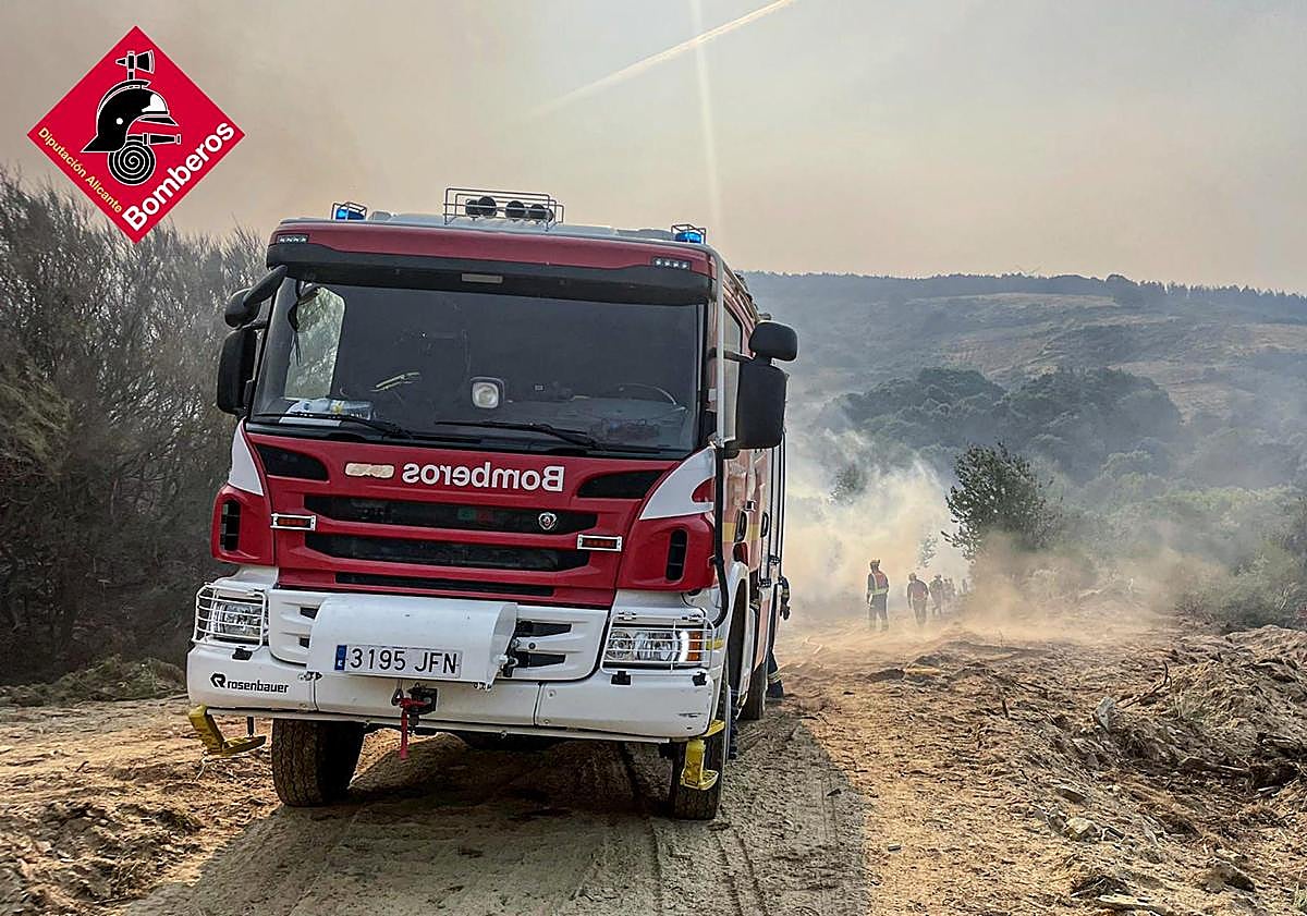 Imagen principal - Acutaciones de los bomberos de Alicante. 