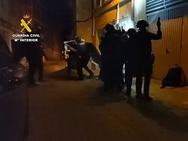 Entrada de la Guardia Civil a la vivienda donde se encontraba el presunto autor de los hechos.