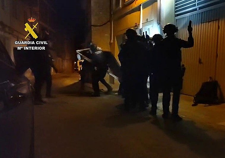 Entrada de la Guardia Civil a la vivienda donde se encontraba el presunto autor de los hechos.