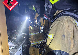 Bomberos en el interior de la vivienda afectada por el incendio.