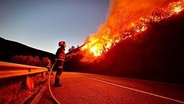 Bombero del consorcio en trabajos de extinción