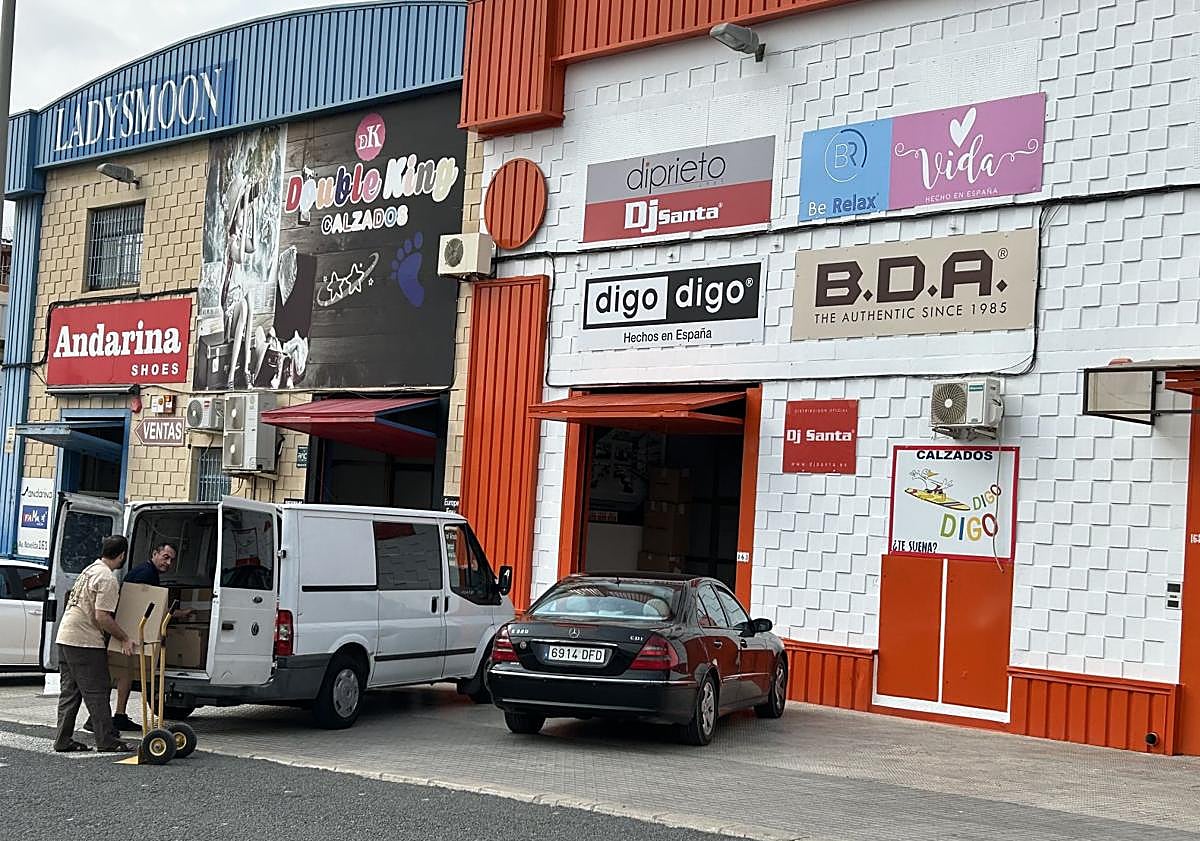 Imagen principal - Las persianas bajadas y los aparcamientos vacíos marcan el pulso de un Carrús en pausa, muy distinto al bullicio del resto del año.