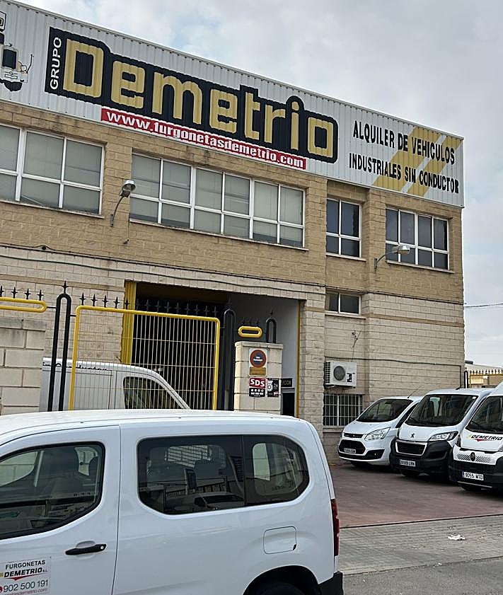 Imagen secundaria 2 - Las persianas bajadas y los aparcamientos vacíos marcan el pulso de un Carrús en pausa, muy distinto al bullicio del resto del año.