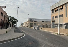 El polígono de Carrús luce en agosto una estampa insólita, con calles vacías y naves cerradas a la espera de la vuelta a la actividad.