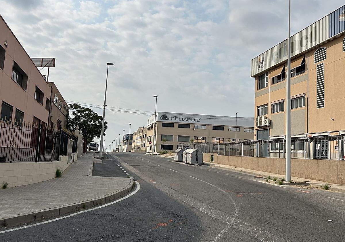 El polígono de Carrús luce en agosto una estampa insólita, con calles vacías y naves cerradas a la espera de la vuelta a la actividad.