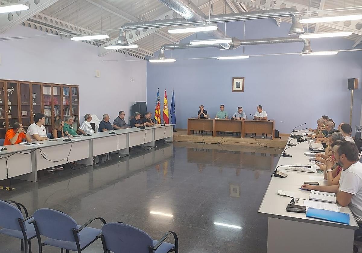 Representantes municipales y de los cuerpos de seguridad, durante la reunión de coordinación previa a las Fiestas de Moros y Cristianos.