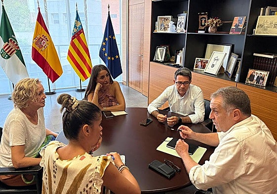 El alcalde Pachi Pascual y los ediles de San Vicente, durante la reunión con el director general Bartolomé Pérez.