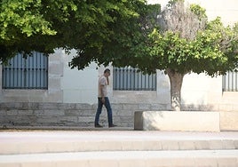 El detenido sale de los juzgados de Alicante este viernes tras prestar declaración.