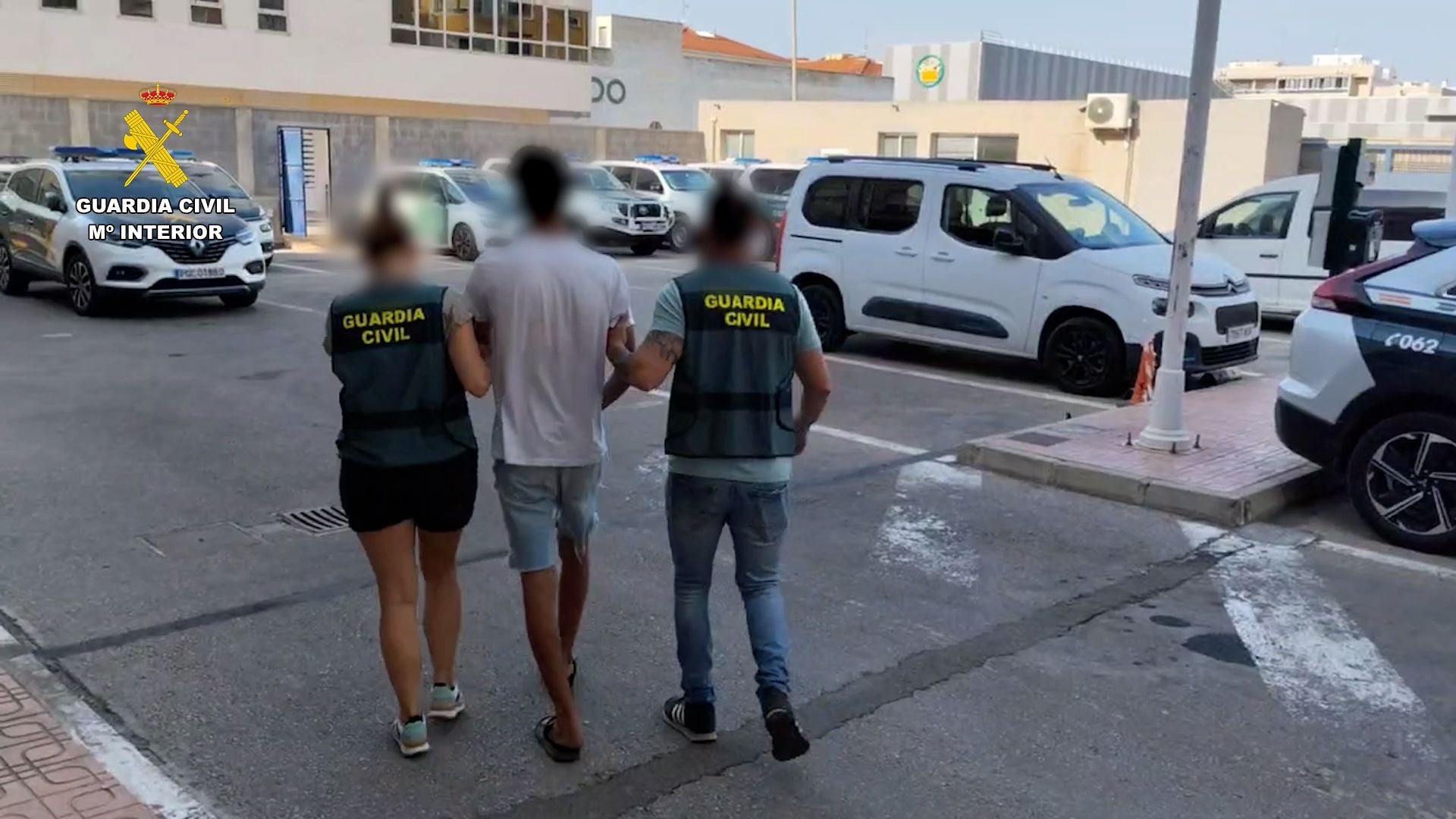 El joven detenido en Torrevieja apuñaló a la mujer en el portal de su casa tras intentar robarle el móvil y una cadena de oro