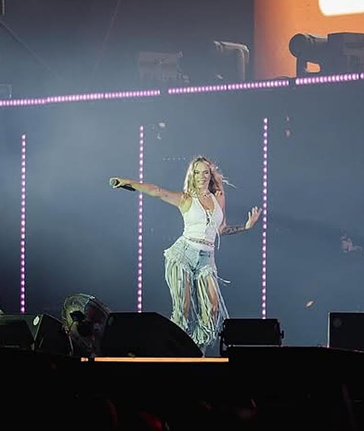 Imagen secundaria 2 - Varios momentos de María Isabel en Alicante.