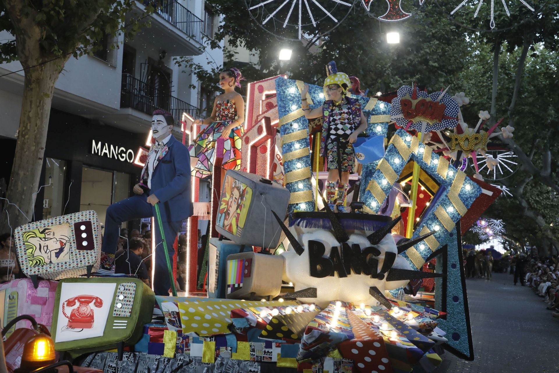 El desfile de carrozas de Dénia, en imágenes