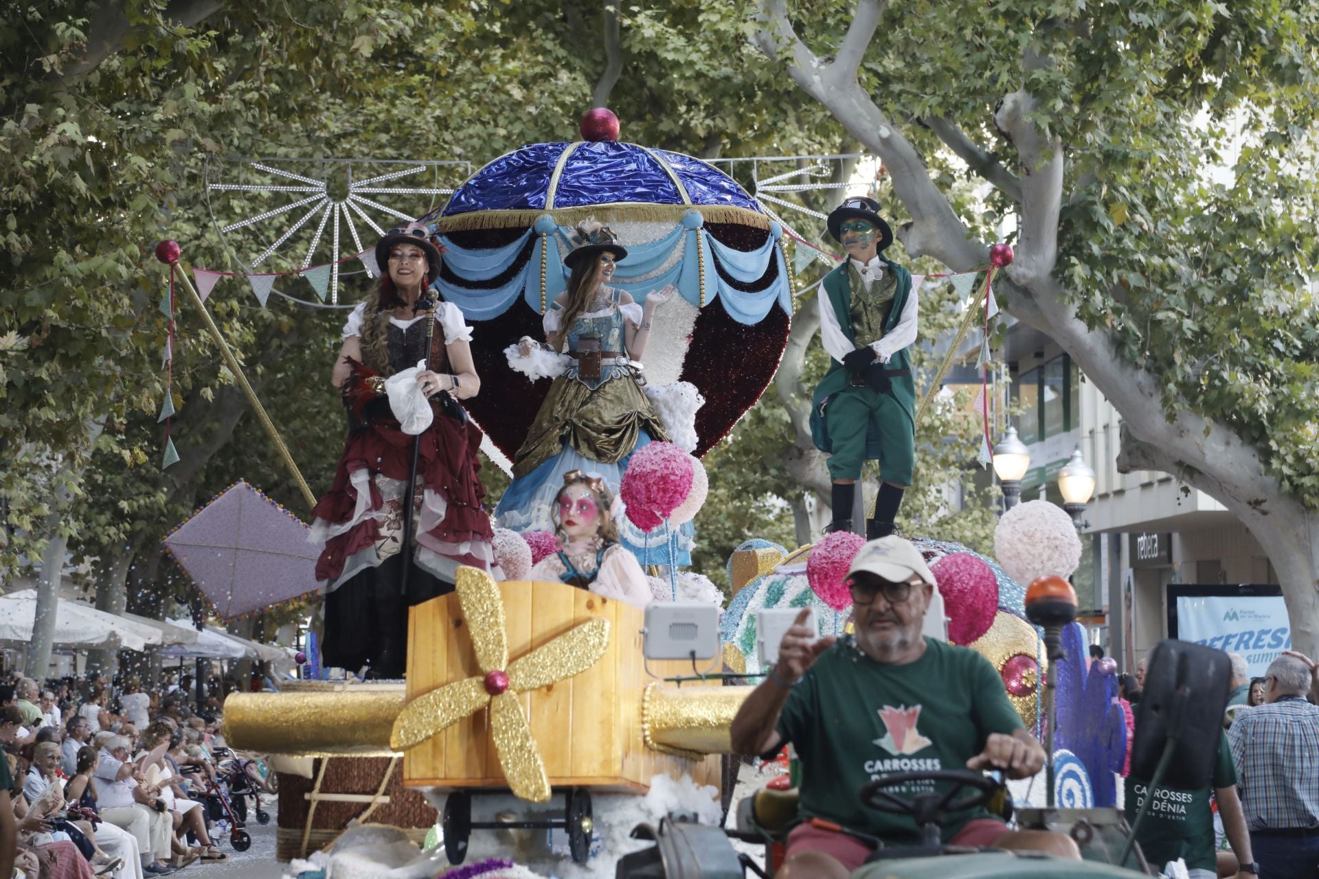 El desfile de carrozas de Dénia, en imágenes
