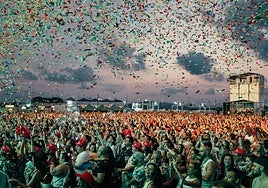 Asistentes disfrutan del festival Nostalgia Milenial 2025 en Alicante.