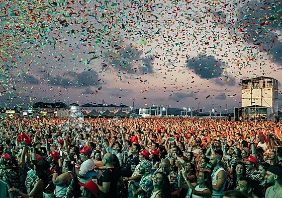 Asistentes disfrutan del festival Nostalgia Milenial 2025 en Alicante.