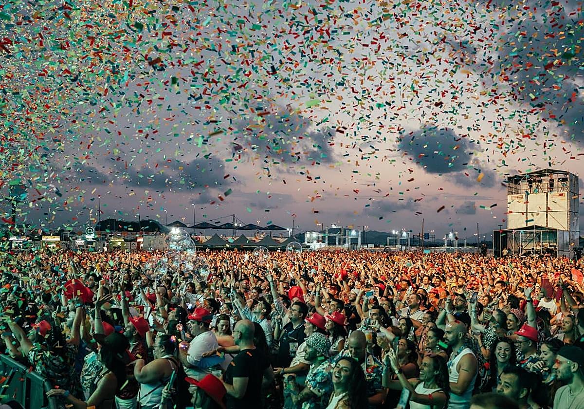 Asistentes disfrutan del festival Nostalgia Milenial 2025 en Alicante.