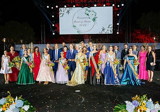 Las Reinas y Damas de este año posan junto a las autoridades después de ser nombradas.