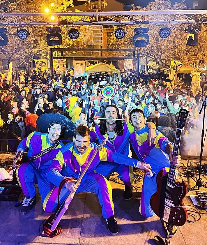 Imagen secundaria 2 - 1. Concierto en Italia. 2. Concierto de Llamando a Julia en la Concha de la Explanada en sus incios. 3. Concierto en Alicante de la banda en 2024