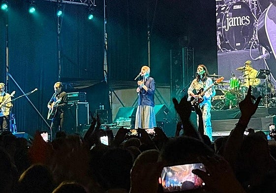 La banda británica James durante su concierto en el Muelle Live, que congregó a más de 3.000 personas en Alicante.