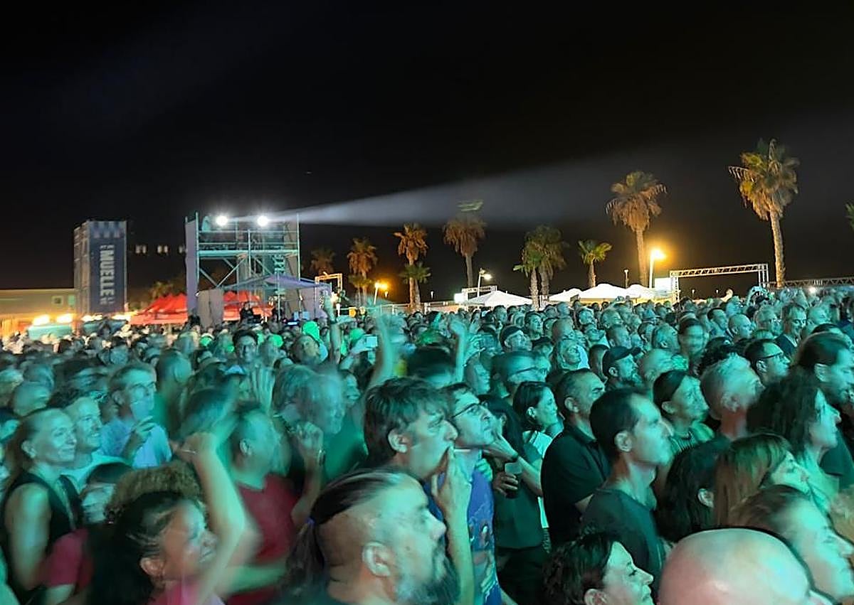 Imagen secundaria 1 - Ambiente multitudinario en el estreno de El Muelle Live con James, La Habitación Roja y Jes Set, en una noche que convirtió al puerto de Alicante en epicentro musical.
