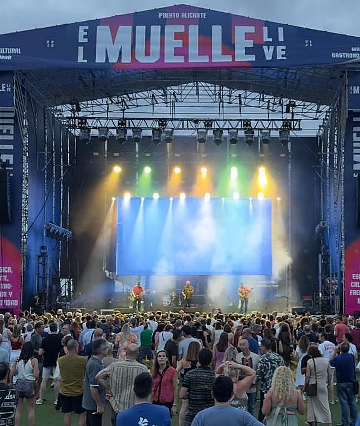 Imagen secundaria 2 - Ambiente multitudinario en el estreno de El Muelle Live con James, La Habitación Roja y Jes Set, en una noche que convirtió al puerto de Alicante en epicentro musical.