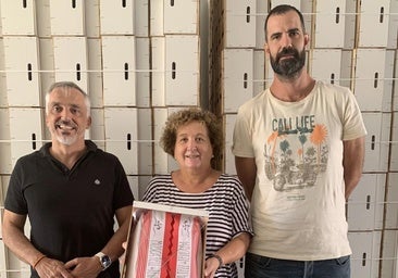Un municipio alicantino regala 830 kilos de uva moscatel para promocionar su producto más emblemático