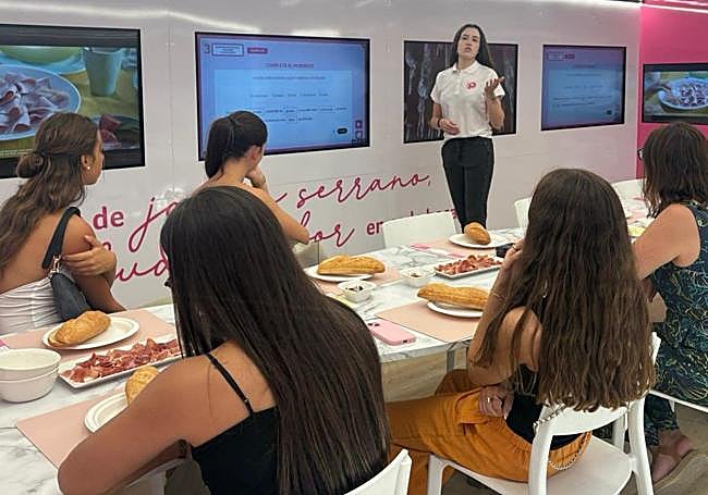 La unidad móvil de la Ruta del Bocadillo de Jamón Serrano llega a Santa Pola.