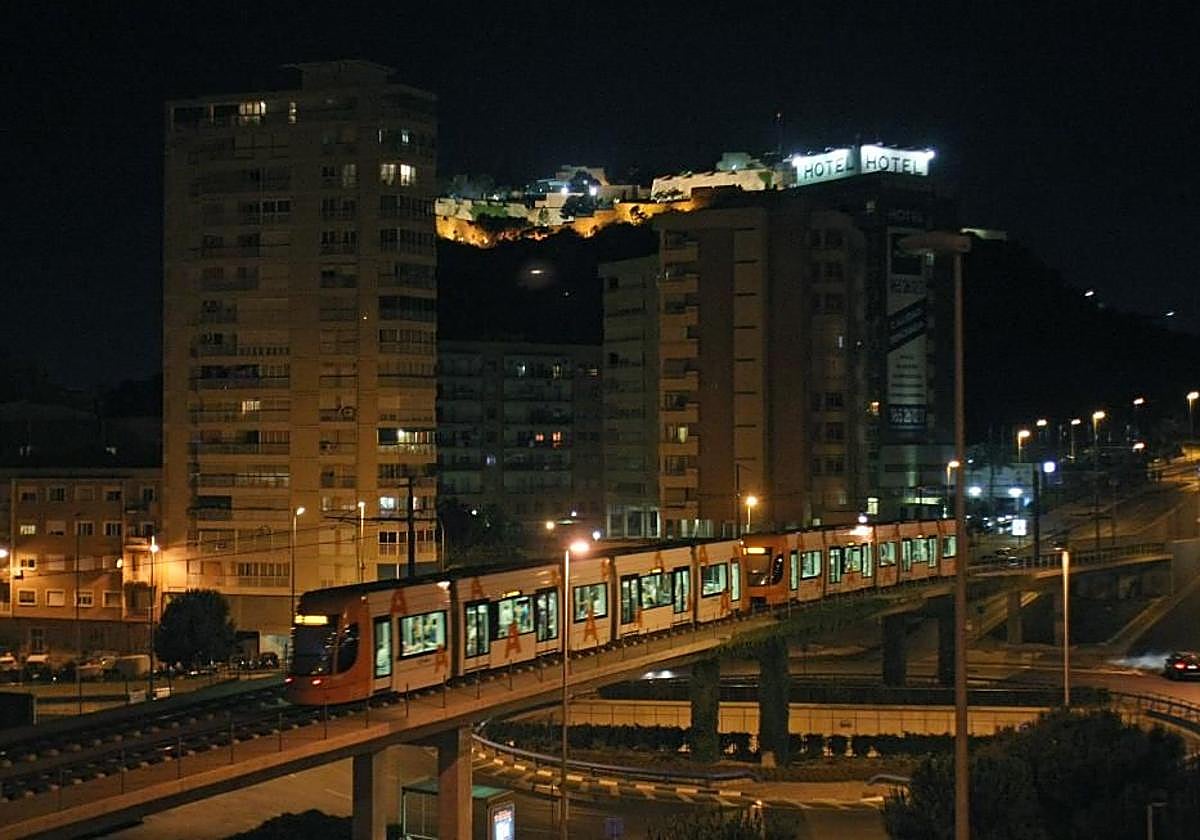 El TRAM realiza un recorrido nocturno.
